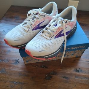 GUC ladies Brooks running sneaker ghost14 size 9.5